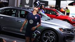 V propagaci Volkswagenu pomáhají také fotbalistky, které na autosalonu onglují...