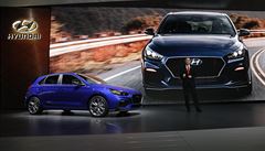 Mike O'Brien produktový viceprezident firmy Hyundai pedstavil v Detroitu model...