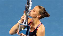 Karolína Plíková slaví s trofejí za výhru na turnaji v Brisbane.