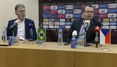 Pedseda Fotbalové asociace R Martin Malík (vpravo) a trenér eské fotbalové...