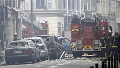 Výbuch pokodil hned nkolik aut.