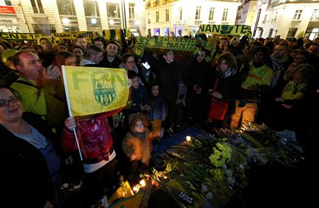 Fanouci v centru Nantes oplakávají Salu krátce po oznámení o jeho zmizení.
