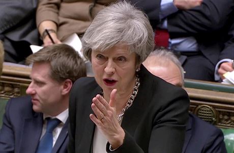 Britská premiérka Theresa Mayová pi debat o Brexitu.