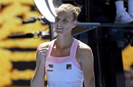 Karolna Plkov se raduje z postupu do semifinle Australian Open.