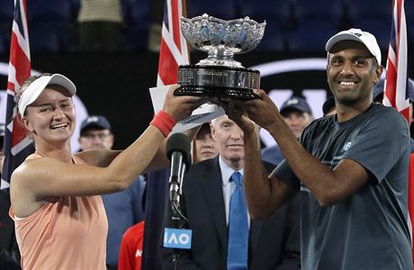 Barbora Krejíková a Rajeev Ram se radují z vítzství na Australian Open ve...