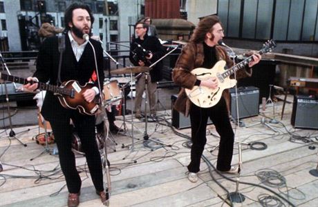 Paul McCartney (vlevo) a John Lennon bhem koncertu na stee. Zcela vpravo...