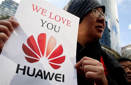 Podporovatel firmy Huawei s transparentem v ruce.