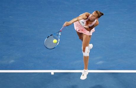 Karolna Plkov servruje v semifinle Australian Open.