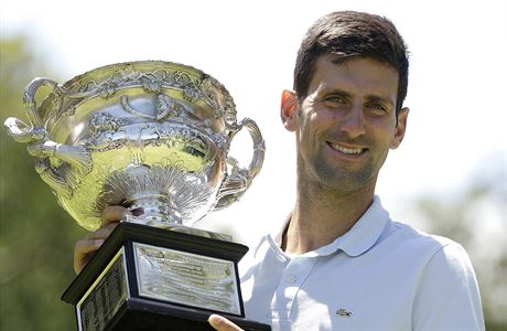 Novak Djokovi pózuje s trofejí pro vítze Australian Open.