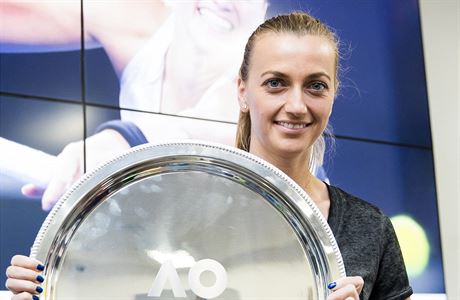 Petra Kvitov s trofej pro finalistku Australian Open.