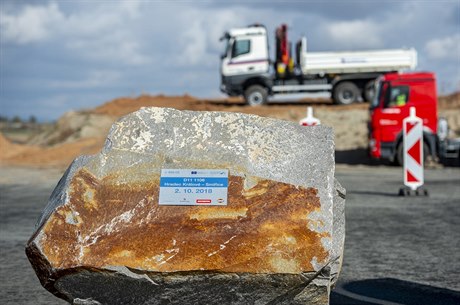 Základní kámen stavby pi slavnostním zahájení stavby úseku dálnice D11 Hradec...