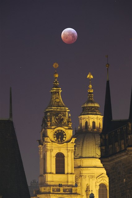 Zatmní Msíce pozorované z Praského hradu.