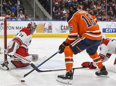 Petr Mrázek (34) a Jujhar Khaira (16) bhem zápasu Carolina Hurricanes proti...