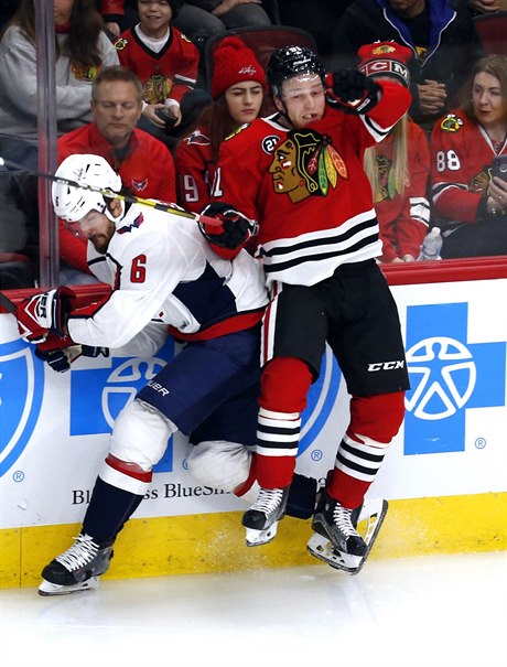 Michal Kempný (6) a Drake Caggiula (91) bhem zápasu Washington Capitals proti...