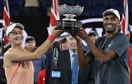 Barbora Krejíková a Rajeev Ram se radují z vítzství na Australian Open ve...