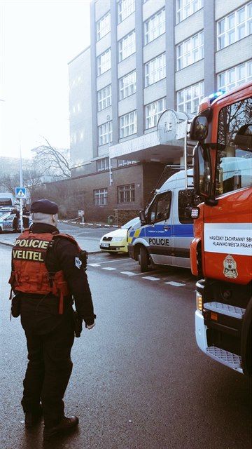 Krom policist vyjídí k hláeným bombám i záchranái a hasii.