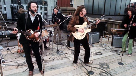 Paul McCartney (vlevo) a John Lennon bhem koncertu na stee. Zcela vpravo...