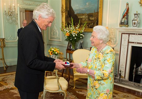 Miliardá James Dyson s královnou Albtou II.
