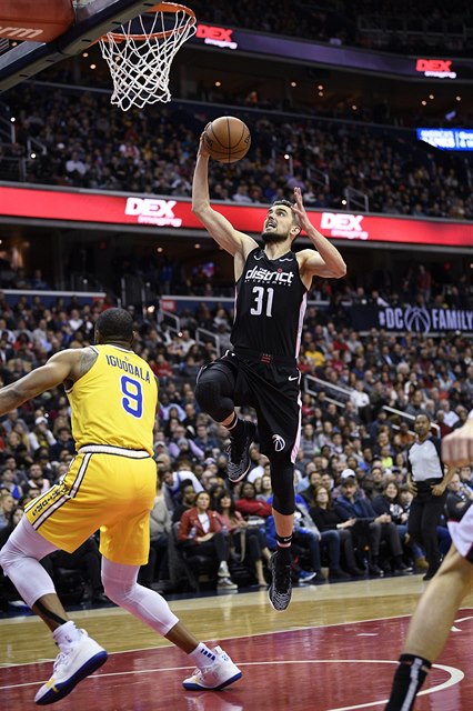 Tomá Satoranský útoí na ko v zápase s Golden State.