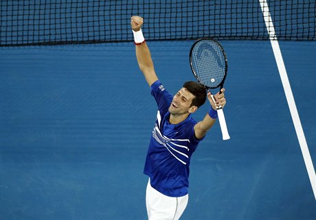 Srb Novak Djokovi slaví postup do finále Australian Open.