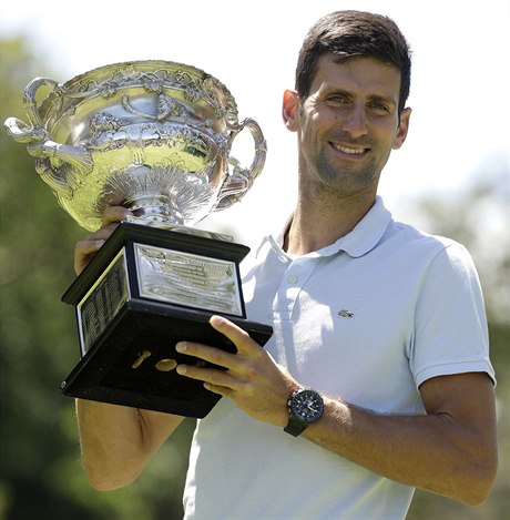 Novak Djokovi pózuje s trofejí pro vítze Australian Open.