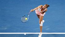 Karolína Plíšková servíruje v semifinále Australian Open.