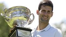 Novak Djokovi pzuje s trofej pro vtze Australian Open.