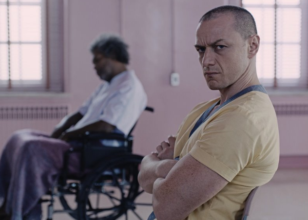 Jsou normální? Elijah Price (Samuel L. Jackson) a Kevin Wendell Crumb (James...