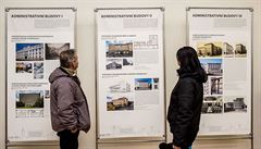 Návtvníci si prohlíejí výstavu Architektura ve slubách první republiky v...