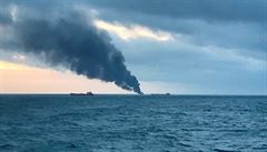 Nejmén deset námoník v pondlí zahynulo pi explozi a poáru dvou lodí...