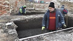 Archeolog Václav Kolaík (v popedí) a jeho kolegové ze spolenosti Archaia...