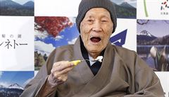 Zemřel nejstarší muž na světě. Japonec sledoval televizi a potrpěl si na sladké
