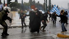 Knz ecké ortodoxní církve uprosted stetu policie s demonstranty v Aténách.