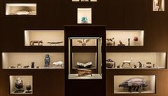 Pohled do výstavy. Wes Anderson a Juman Maloufová - Mumifikovaný rejsek v rakvi... | na serveru Lidovky.cz | aktuální zprávy