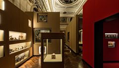 Pohled do výstavy. Wes Anderson a Juman Maloufová - Mumifikovaný rejsek v rakvi...