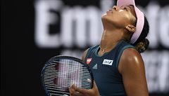 Naomi  Ósakaová si vyítá zkaený míek ve finále Australian Open