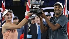 Barbora Krejíková a Rajeev Ram se radují z vítzství na Australian Open ve...