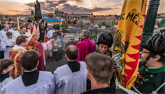 Prahu ekaj Svatojnsk slavnosti Navalis, v Rakousku se znovu otevou restaurace