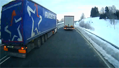 Řidič kamionu snažící se předjet dva své kolegy.