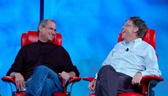Zakladatel Applu Steve Jobs a majitel Windows Bill Gates.