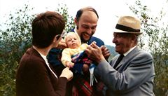 Pan Taussig se svým otcem, synem Martinem a manelkou.