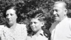 Pavel Taussig po válce s rodii v roce 1946.