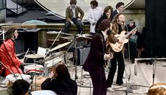 Paul McCartney (vlevo) a John Lennon bhem koncertu na stee. Vzadu stojí...