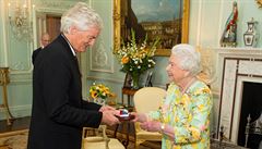 Miliardá� James Dyson s královnou Al�b�tou II.