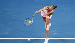 Karolína Plíková servíruje v semifinále Australian Open.