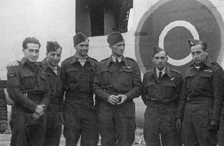 Podstatn st osdky Liberatoru 311. eskoslovensk bombardovac peruti RAF,...