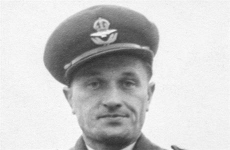 Velitel letounu a první pilot P/O Oldřich Doležal. V citaci k udělení britského...