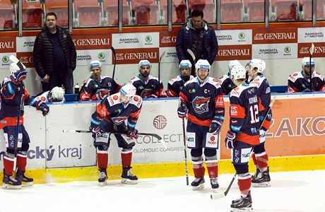 Stídaka Chomutova, vpravo vzadu trenér Vladimír Rika.