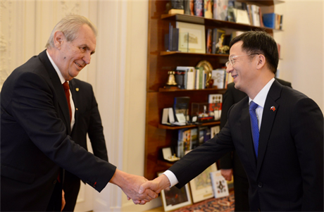 Zeman se setkal s ínským velvyslancem a zástupci Huawei.