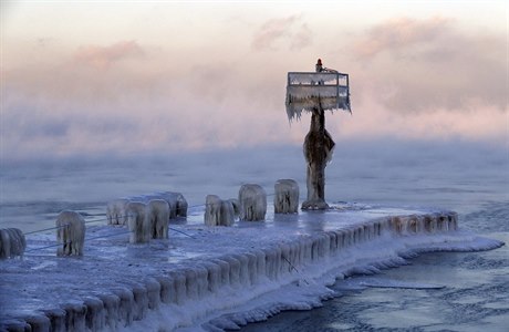 Pístavní svtlo na behu jezera Michigan pokryté ledem a snhem. Do nkterých...
